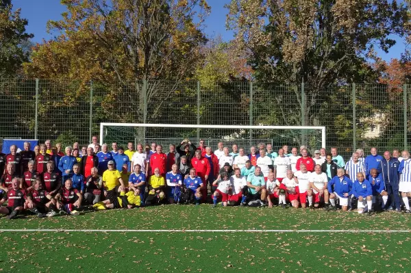 Walking Football Volksparkturnier: 1762339893-1760971613=1368280