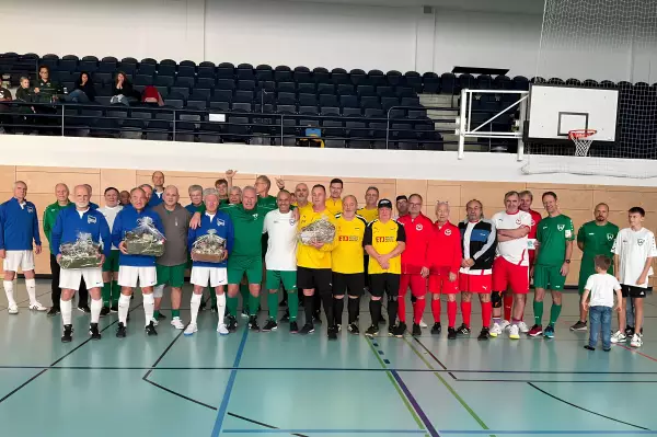Walking Football - Teamgeist in Berlin: 1765231635-1764003150=1228485