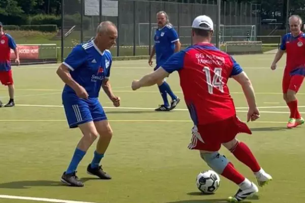 Zu heiß? Nö, Gehfußball geht: 1787115900-1782027791=5088109